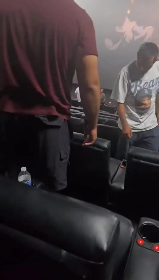 影城開燈阻止停止打架。翻攝自X