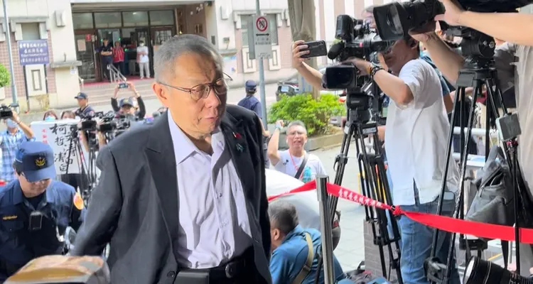 柯文哲交保第4天，今日身著西裝來到北院出庭。謝亞庭攝
