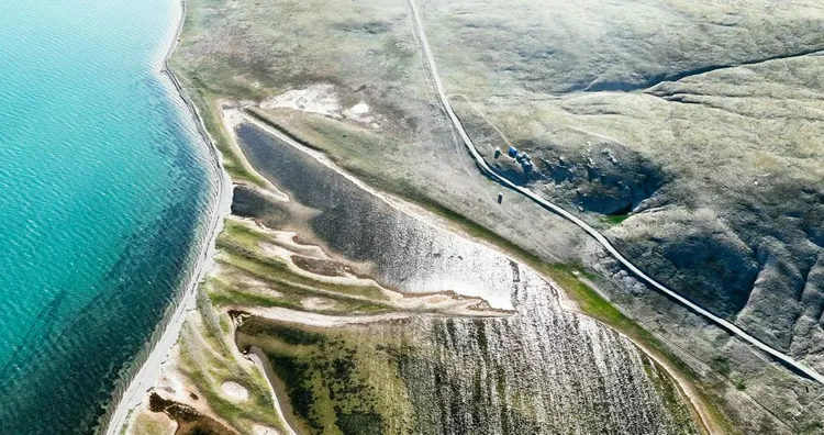 刻石就位於青海省扎陵湖北岸尕日塘坡地，歷經2000多年而保留下來。