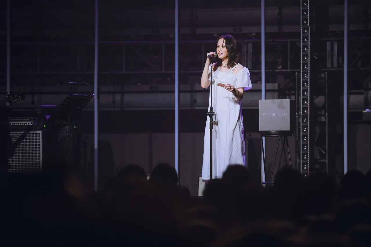 杨乃文在演唱会上回应歌迷提问。亚神提供