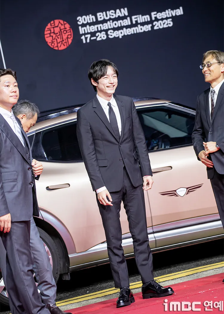 坂口健太郎感情風波後首現身，心情不受影響。翻攝iMBC