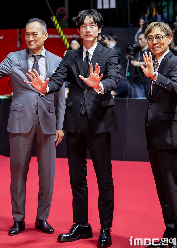 坂口健太郎（中）、渡邊謙（左）、熊澤尚人開心揮手致意。翻攝iMBC