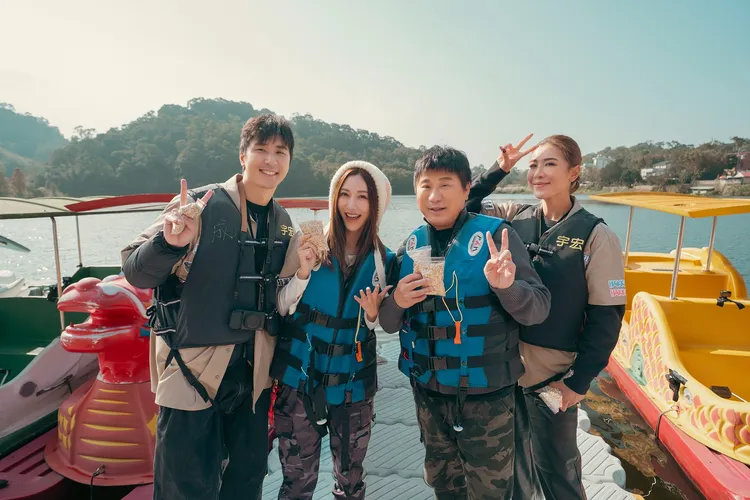 網美系行程讓曾菀婷(左二)笑喊，像在旅遊不是在帶團。客台提供