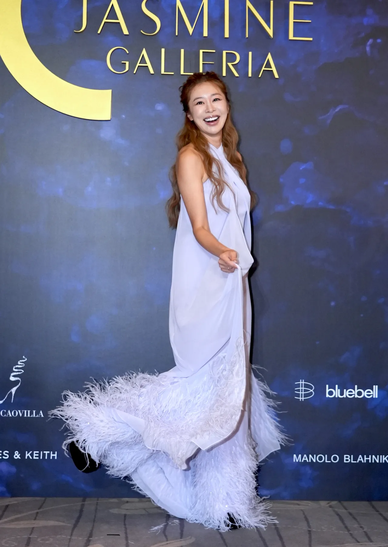 張棋惠開心轉圈秀美麗衣服。攝影中心攝