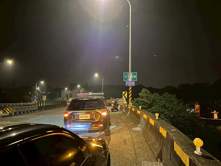 家屬在東勢區東蘭石圍橋下河床尋獲李男。民眾提供