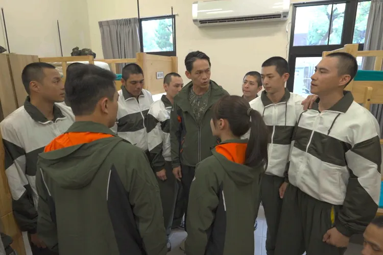 星兵們起鬨爆發衝突，班長十分生氣。台視提供