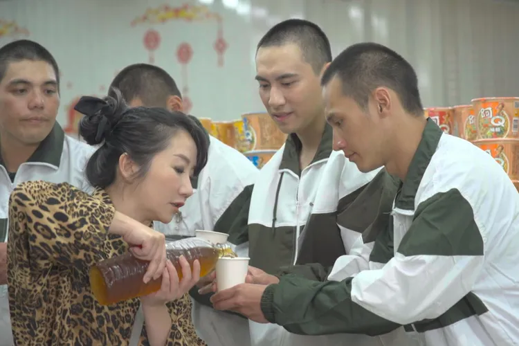 營站大姐陶晶瑩（左）準備消暑飲品給星兵們。台視提供