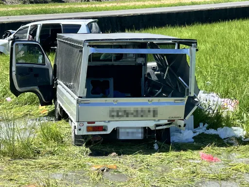 2車無號誌路口互撞!失控「犁田」紙錢撒滿地 驚悚畫面曝光