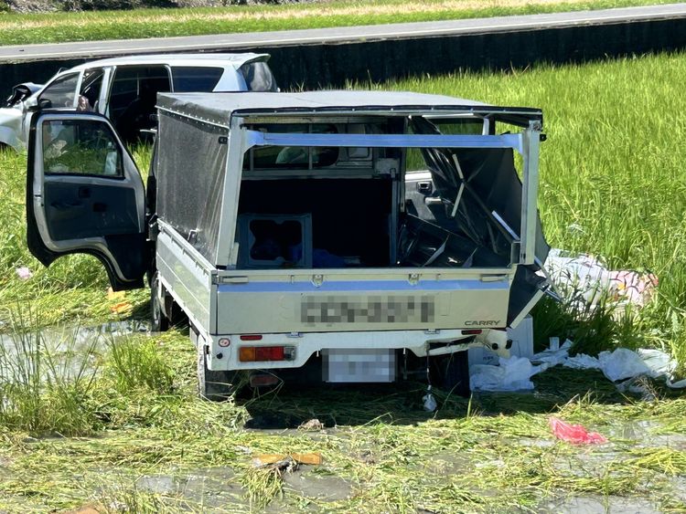 2車無號誌路口互撞！失控「犁田」紙錢撒滿地　驚悚畫面曝光