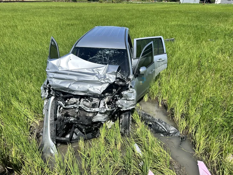 廂型車失控衝入田中出現嚴重損毀。翻攝照片