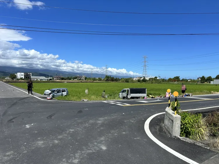 2車碰撞後失控犁田，強大衝擊力也導致車輛出現嚴重損毀。翻攝照片