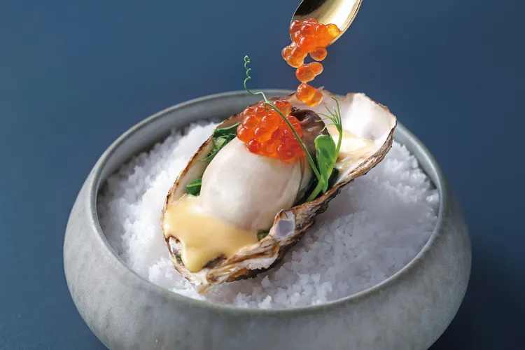 鹽燒生蠔佐鱒魚卵。業者提供