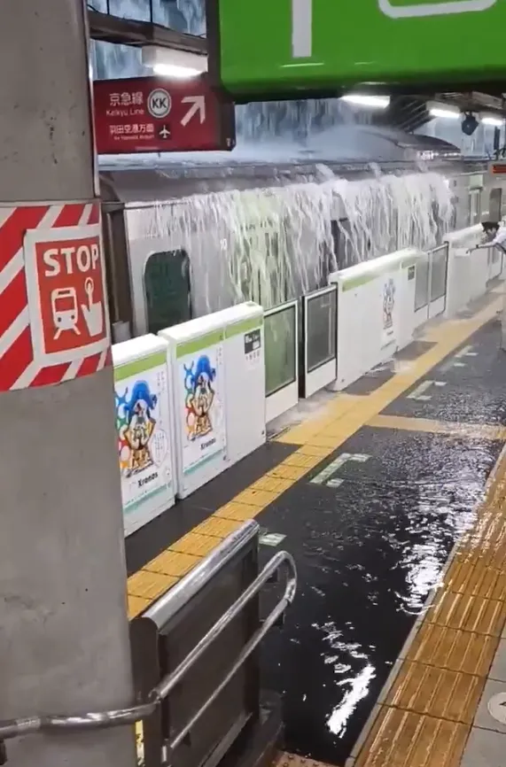 JR品川站宛如大型洗車機。翻攝自臉書