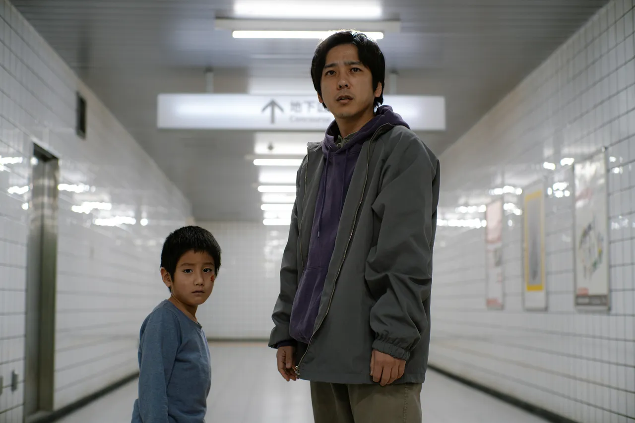 二宮和也在《8號出口》飾演一直在地下道徘徊的「迷路男子」。壹壹喜喜電影股份有限公司提供