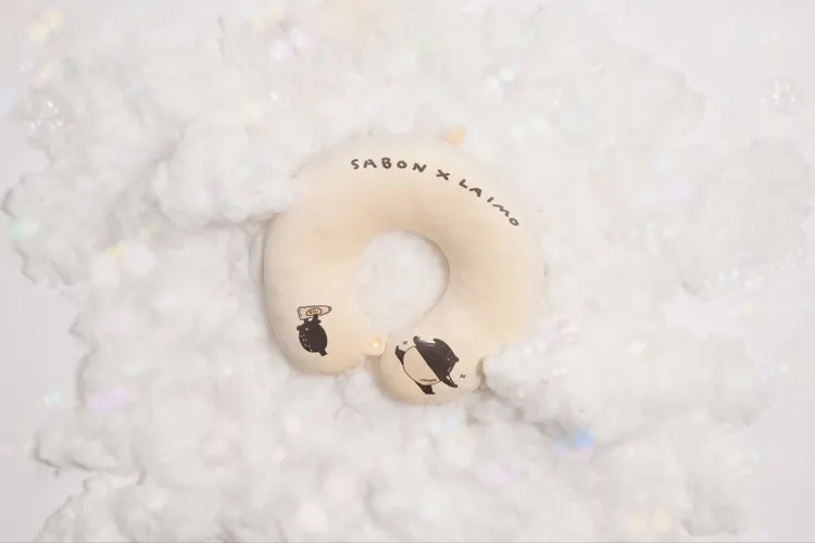 $4800滿額贈，SABON X LAIMO馬來貘聯名頸枕。品牌提供
