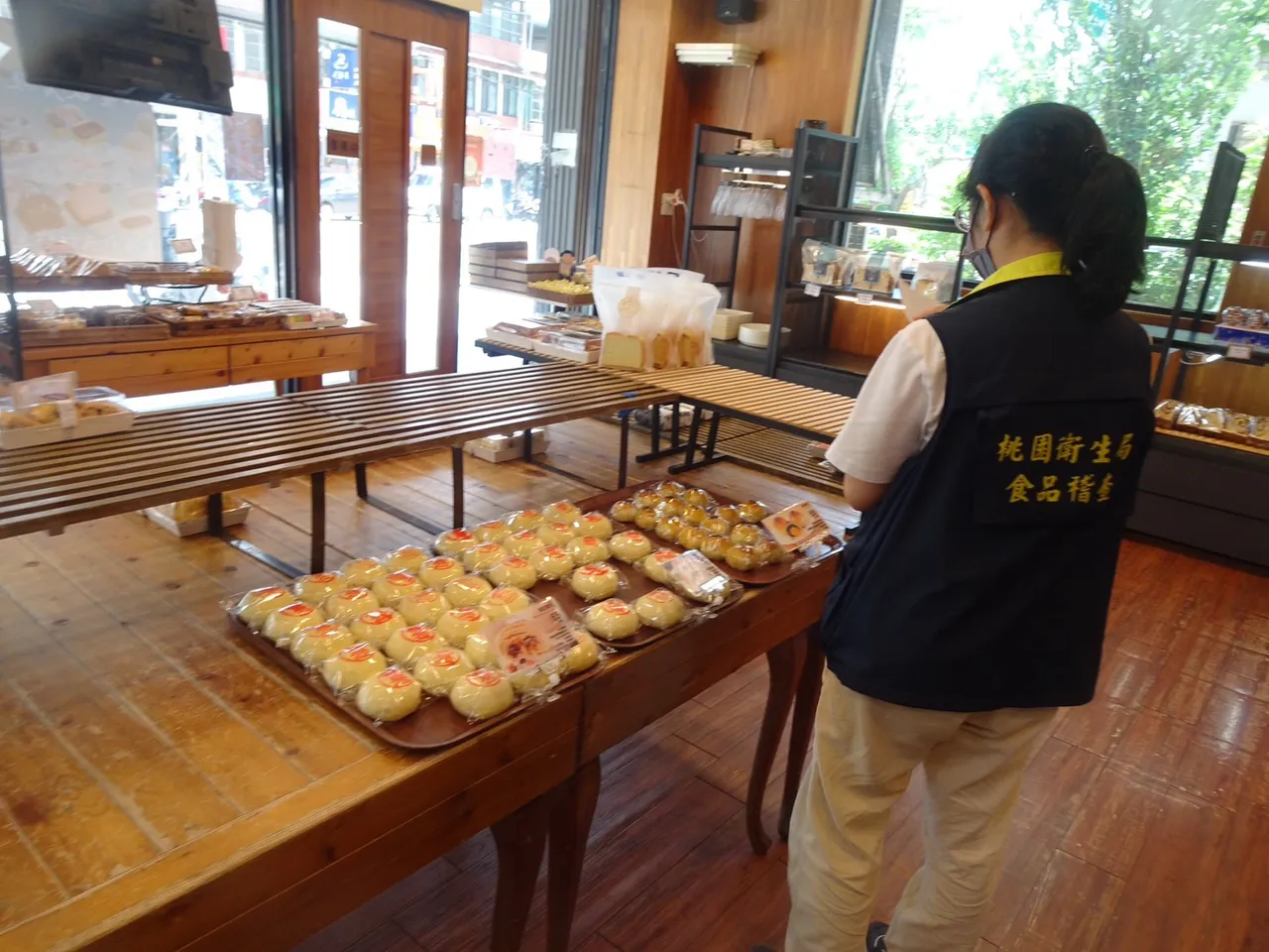 抽验中秋应景食品。卫生局提供
