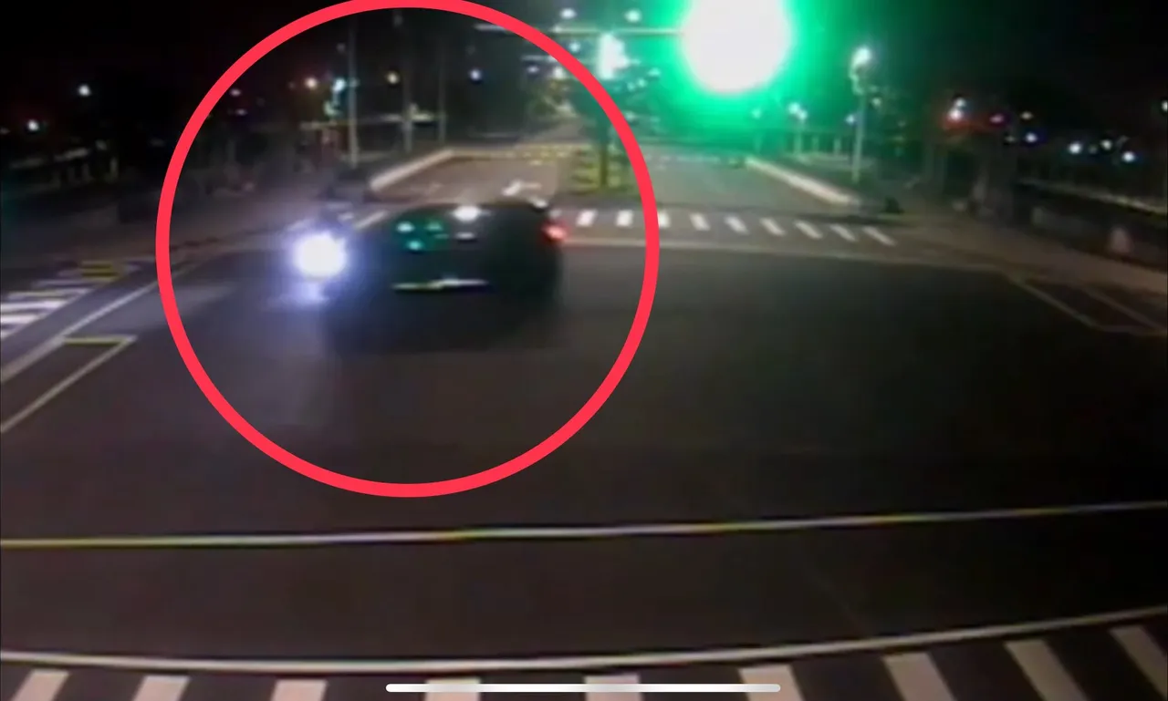 吴男无照酒驾开友人豪车上路,撞死兼职跑外送的陈姓医大生。翻摄照片