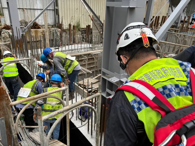 苗栗縣消防局協助工人脫困，其中1人一度意識不清，送醫治療。民眾提供