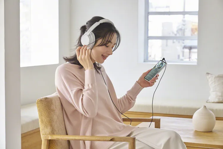 Xperia 10 VII保有3.5mm插孔、便利使用的免退卡針sim卡槽與micro SD卡擴充功能經典設計。Sony Mobile提供