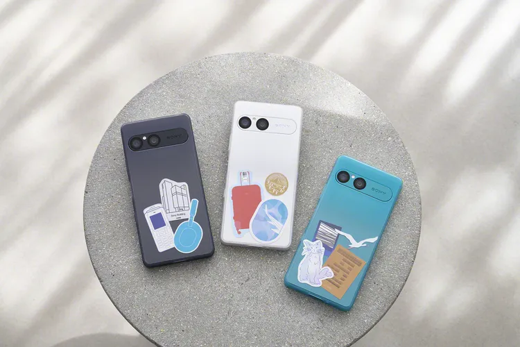 Xperia 10 VII日系簡約新設計，可另外搭配原廠抗黃化透明漸層保護背蓋，將喜愛的明星、動漫人物卡片與貼紙或幸運符等放置於手機與保護殼夾層中。Sony Mobile提供