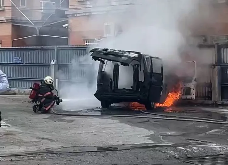 廂型車被燒成廢鐵。民眾提供