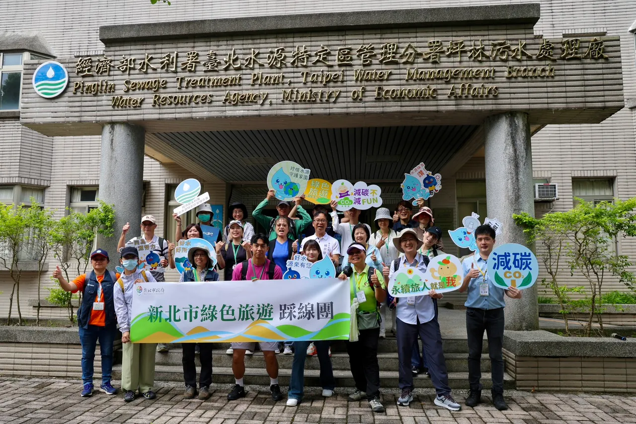 观光旅游局长杨宗珉(中排右3)、台北水源特定区管理分署刘秀凤分署长(中排右4)与媒体朋友及旅游业者齐聚坪林,开启新北市绿色旅游新里程碑。观光局提供