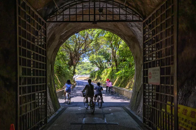 遊客可透過「鐵道綠跡 雙溪貢寮人文走讀」2日遊遊程，搭乘火車重溫鐵道旅行的浪漫，與自行車一路探訪舊隧道與礦業遺跡。觀光局提供