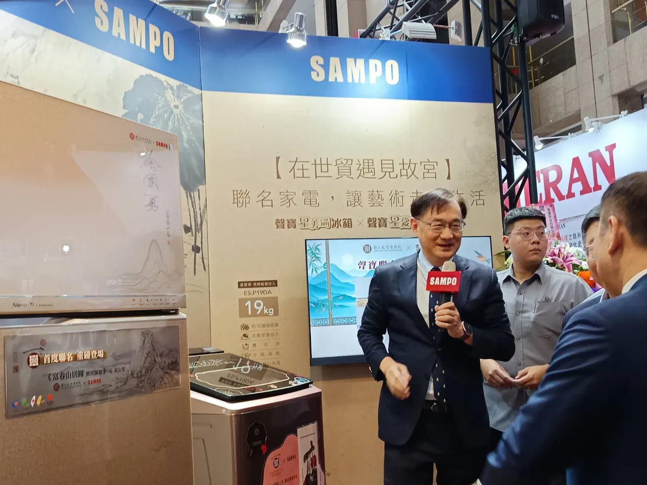 经济部次长江文若今陪同行政院长卓荣泰出席「2025台北3C电器空调电脑影音大展」,参观声宝家电摊位。许丽珍摄