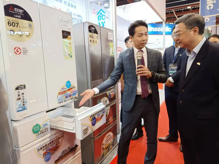 經濟部次長江文若今陪同行政院長卓榮泰出席「2025台北3C電器空調電腦影音大展」，參觀台灣三菱電機攤位。許麗珍攝