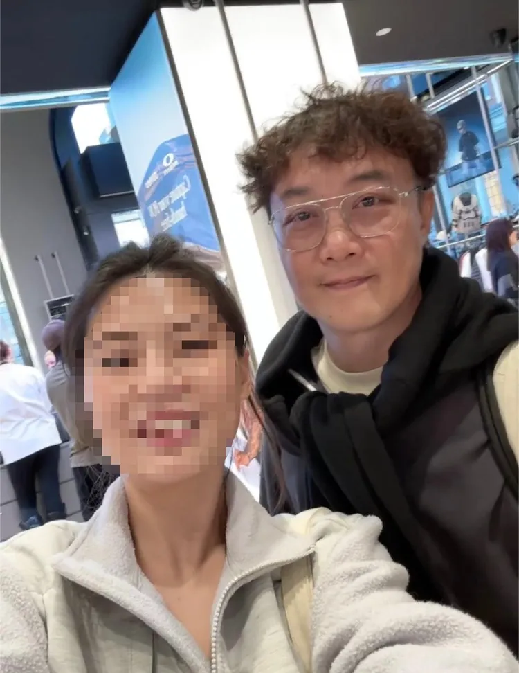 女粉興奮合影快躺入懷裡，陳奕迅退一步保持紳士距離。翻攝小紅書