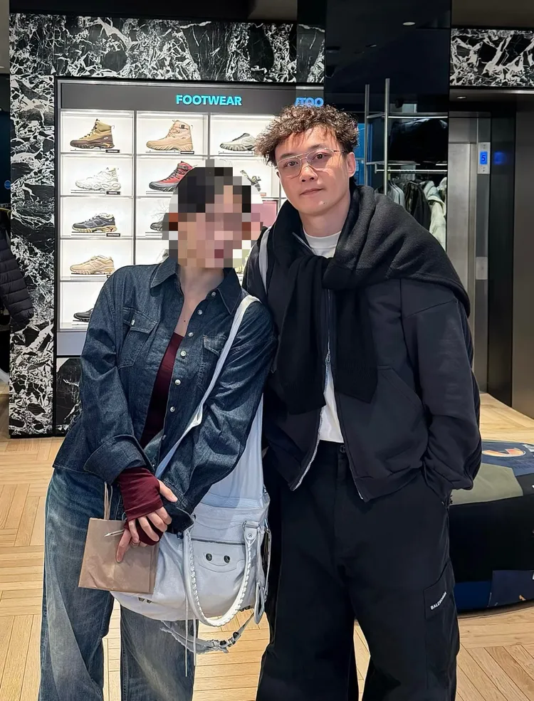 粉絲陸續分享補獲「野生陳奕迅」的合影，可見渡假中的陳奕迅狀態休養得不錯。翻攝小紅書