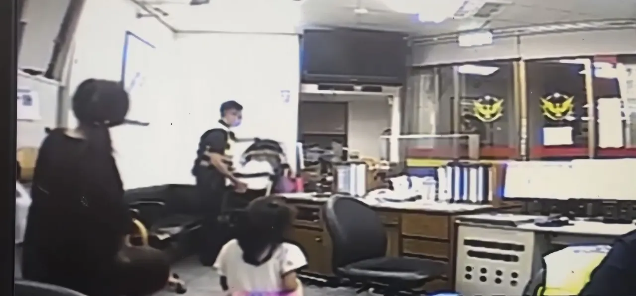李女带著2个孩子因肚子饿到没体力,走到派出所前阶梯暂歇,西门所警员不仅买热食供3人果腹,随后也开巡逻车载送他们返家。翻摄画面