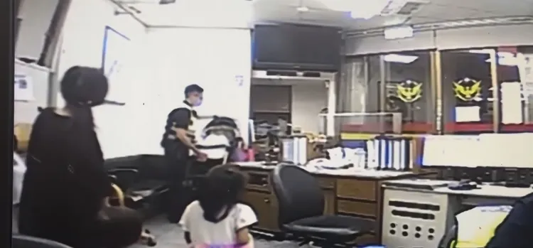 李女帶著2個孩子因肚子餓到沒體力，走到派出所前階梯暫歇，西門所警員不僅買熱食供3人果腹，隨後也開巡邏車載送他們返家。翻攝畫面