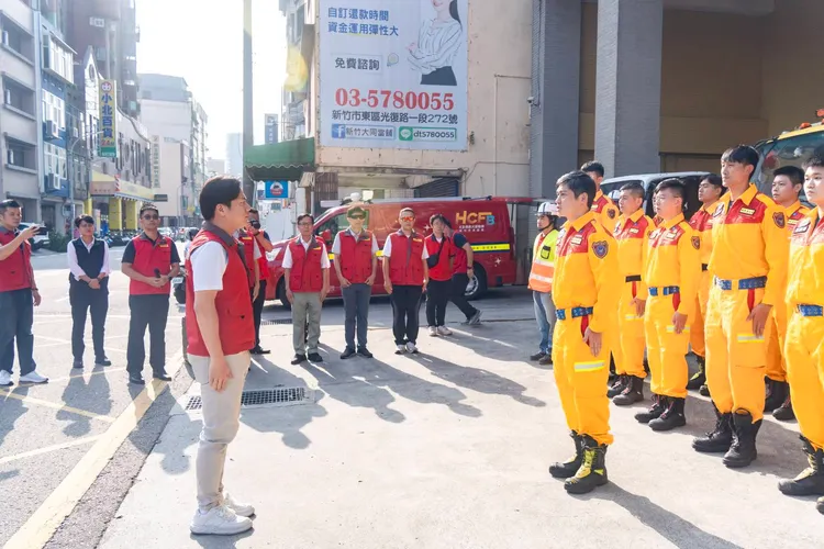 代理市長邱臣遠慰勉支援團隊。新竹市府提供
