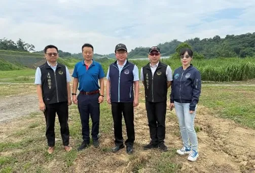 桥检检察长张春晖、主任检察官陈竹君会同仁武分局长陈膺方、高雄市政府水利局至和山光电现场履勘回复情况。桥检提供