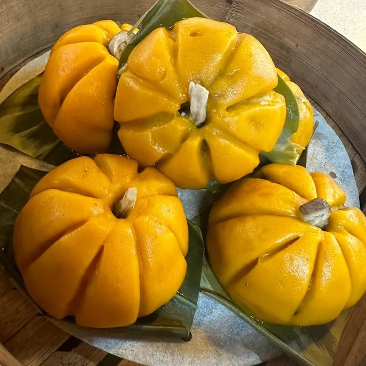 前往故鄉休閒農園體驗手作傳統南瓜粿，品味秋日農村風情。晶泉丰旅提供