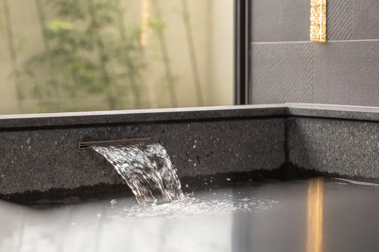 旅客浸潤於北投晶泉丰旅白磺泉或礁溪晶泉丰旅碳酸氫鈉泉，皆享舒緩身心、沉澱心靈之樂。晶泉丰旅提供