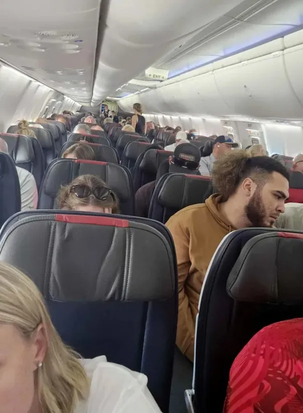 已經登機的旅客只能枯坐機艙內乾等，有旅客表示等了好幾個小時。翻攝Tanisha Krznarich