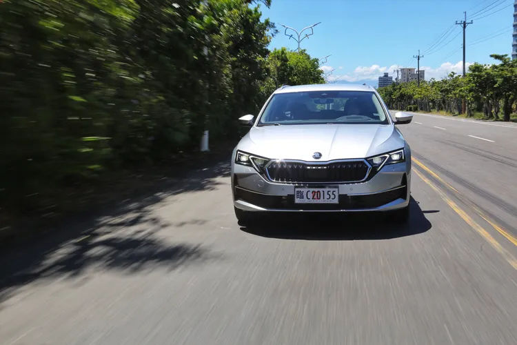 懸吊設定偏向舒適取向，能有效吸收路面震動，卻在連續彎道中仍能抑制側傾，展現德系底盤兼顧舒適與穩定的特質。林浩昇攝