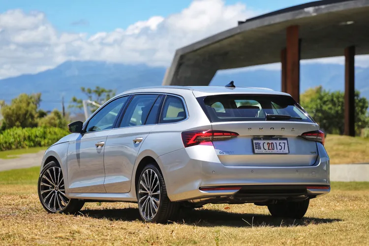 車尾線條延伸俐落，搭配隱藏式行李架與小巧擾流，營造低調卻不失動感的旅行車姿態。林浩昇攝