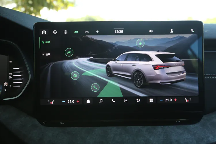 四驅車型具備節能、一般、運動、越野與個人化模式，能依路況調整動力輸出與循跡控制，碎石或濕滑泥地也能保持穩定行駛。林浩昇攝