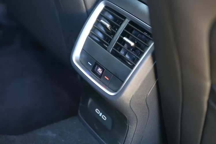 標配三區恆溫空調，前後排乘客都能依照喜好調整，享受最舒適的專屬溫度。林浩昇攝