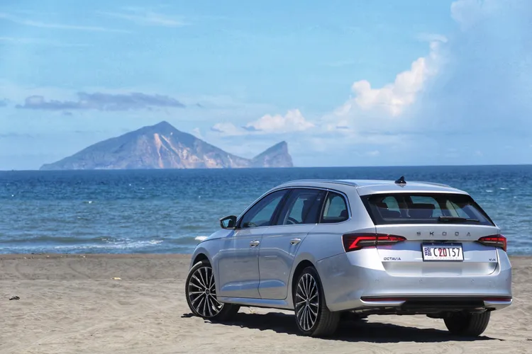 無論日常代步、家庭出遊或山路操駕，Škoda Octavia Combi 2.0 TSI 4x4都能展現均衡表現，是一款「能載、能跑、能安心」的全能旅行車之選。林浩昇攝