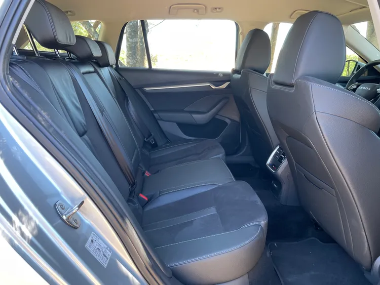 後座空間維持Octavia向來寬敞舒適特質，頭部因平整車頂線條設計而保有充裕餘裕。林浩昇攝