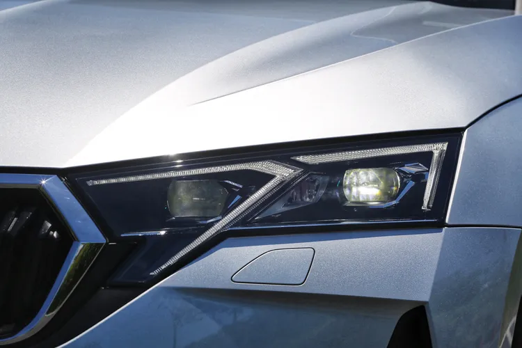 冰晶箭矢造型的Matrix LED矩陣頭燈內建36顆獨立光源，可依路況自動調整光束，夜間照明更精準安全。林浩昇攝