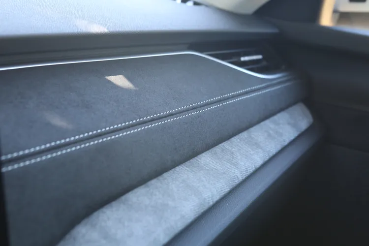 中控台雲曜灰石岩造型飾版質感獨特，搭配黑色Suedia，突顯座艙的精緻氛圍。林浩昇攝