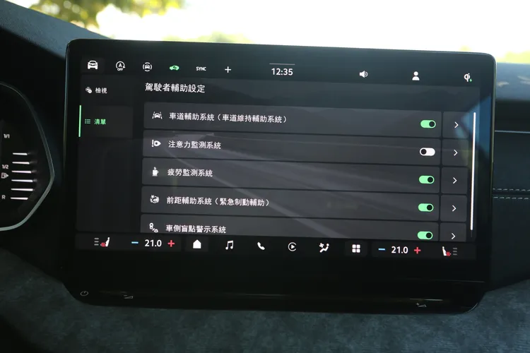 配備齊全的主被動安全系統全面守護行車安全，駕駛也可在中控螢幕上自由調整或關閉。林浩昇攝