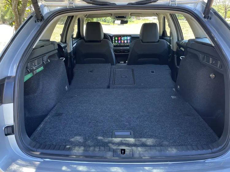 將後座椅背完全放倒後，行李廂可擴充至1700公升，搭配快速傾倒裝置與收折掛勾，輕鬆應付大件物品或長途旅行需求。林浩昇攝