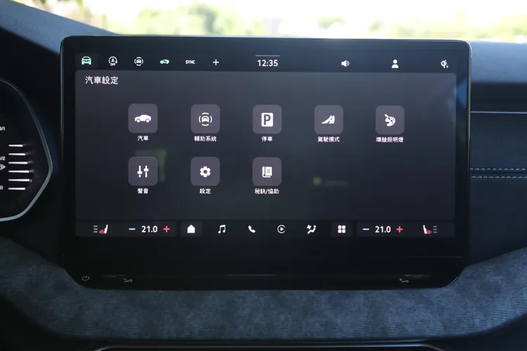 13吋中控螢幕結合新世代MIB系統，可將常用功能固定於螢幕左側，提升便利性。林浩昇攝