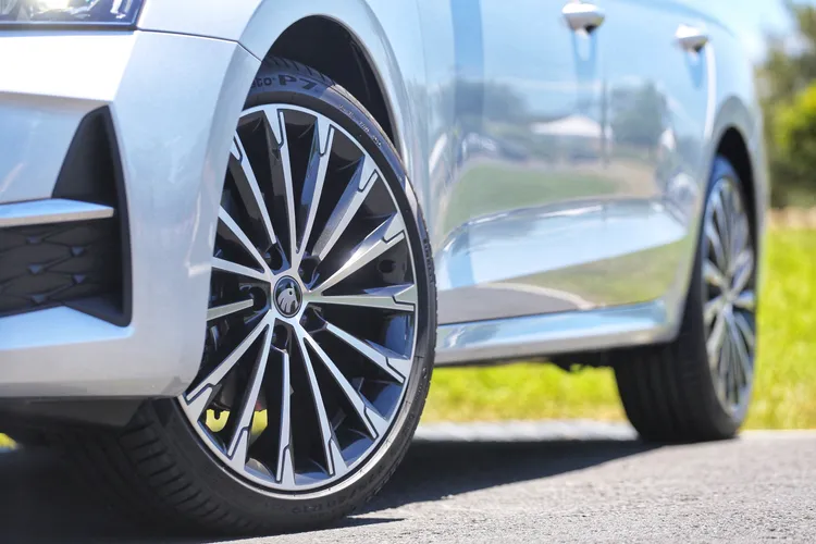 Becrux 19吋專屬輪圈採雙色切削設計，細膩工藝讓車側視覺更具張力。林浩昇攝